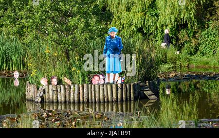 Brighton UK 1st Giugno 2022 - i ritagli di cartone della Regina e dei membri della famiglia reale sono apparsi sul laghetto delle anatre nel villaggio Rottingdean vicino Brighton mentre si preparano per le celebrazioni del Giubileo del platino della Regina nei prossimi giorni. Il taglio del principe Andrew sulla sinistra Dell'isola è stato tenuto separato da altri membri della famiglia: Credit Simon Dack / Alamy Live News Foto Stock