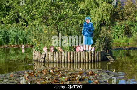 Brighton UK 1st Giugno 2022 - i ritagli di cartone della Regina e dei membri della famiglia reale sono apparsi sul laghetto delle anatre nel villaggio Rottingdean vicino Brighton mentre si preparano per le celebrazioni del Giubileo del platino della Regina nei prossimi giorni. Il taglio del principe Andrew sulla sinistra Dell'isola è stato tenuto separato da altri membri della famiglia: Credit Simon Dack / Alamy Live News Foto Stock