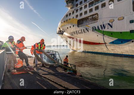 Cobh, Cork, Irlanda. 01st giugno 2022. Gli uomini di ormeggio legano l'arco della nave da crociera Norwegian Dawn dopo che è arrivata al molo di acque profonde in Cobh, Co. Cork, Irlanda. - Credit; David Creedon / Alamy Live News Foto Stock