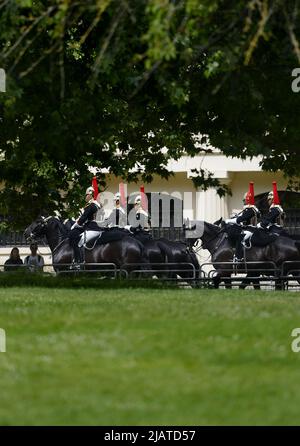 Londra, Inghilterra, Regno Unito. Daily Changing of the Guard in Horsegaurds Parade - membri del Blues e Royals in partenza dal Mall Foto Stock