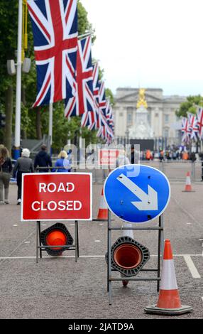 Londra, Inghilterra, Regno Unito. Cartelli stradali chiusi nel centro commerciale, in quanto i preparativi sono fatti intorno a Buckingham Palace per i festeggiamenti del Giubileo del platino della Regina, ma Foto Stock