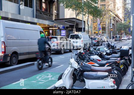 Centro città di Sydney, code di traffico e congestione su Pitt Street, parcheggio motociclistico vicino pista ciclabile, NSW, Australia Foto Stock