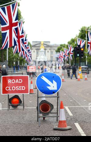 Londra, Inghilterra, Regno Unito. Cartelli stradali chiusi nel centro commerciale, in quanto i preparativi sono fatti intorno a Buckingham Palace per i festeggiamenti del Giubileo del platino della Regina, ma Foto Stock