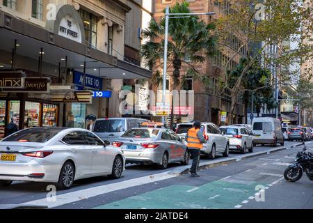 Traffico auto congestione nel centro di Sydney lungo Pitt Street, mentre la pista ciclabile rimane sottoutilizzata, Sydney CBD, NSW, Australia Foto Stock