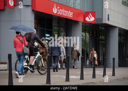 Varsavia, Varsavia, Polonia. 1st giugno 2022. La gente cammina oltre la banca Santander il 1 giugno 2022 a Varsavia, in Polonia. (Credit Image: © Aleksander Kalka/ZUMA Press Wire) Foto Stock