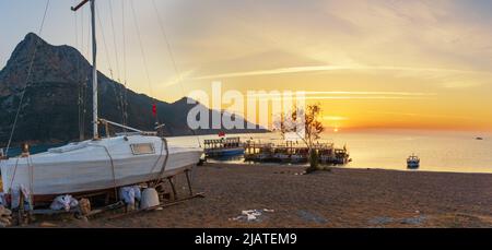 Il pittoresco paesaggio marino del Mediterraneo in Turchia. Coloratissima primavera sunrise in Adrasan baia con vista della montagna di Mosè. Distretto di Kemer, Provincia di Antalya. Foto Stock