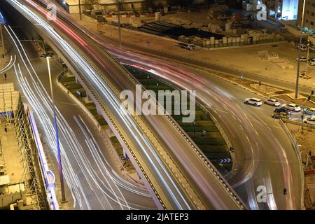 Il traffico pesante sul cavalcavia Jaida Salwa Road Foto Stock