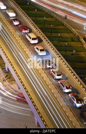 Il traffico pesante sul cavalcavia Jaida Salwa Road Foto Stock