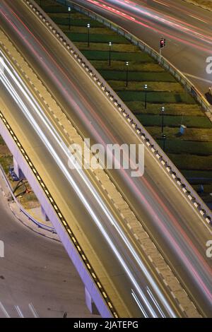 Il traffico pesante sul cavalcavia Jaida Salwa Road Foto Stock