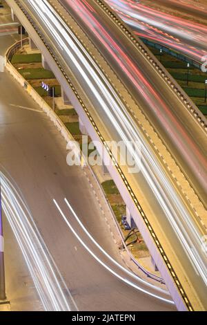 Il traffico pesante sul cavalcavia Jaida Salwa Road Foto Stock