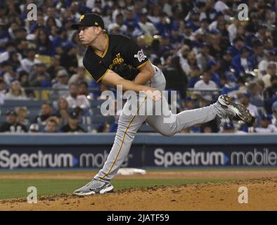 Los Angeles, Stati Uniti. 01st giugno 2022. Pittsburgh Pirates il lanciatore Mitch Keller consegna durante il quinto inning al Dodger Stadium di Los Angeles martedì 31 maggio 2022. Foto di Jim Ruymen/UPI Credit: UPI/Alamy Live News Foto Stock