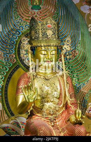 Il Buddha Maitreya - il futuro Buddha - nella Sala del Drago del cento, il Tempio e il Museo della reliquia del dente di Buddha, Repubblica di Singapore. Foto Stock