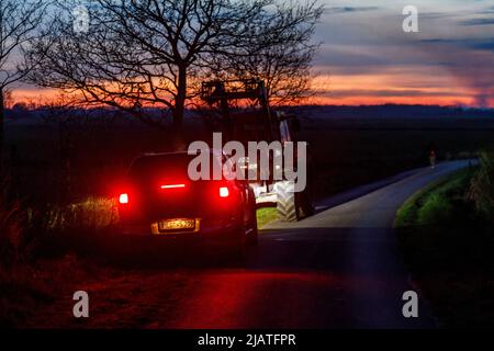 Pick-up parcheggiato su una strada sterrata in Dithmarschen Foto Stock