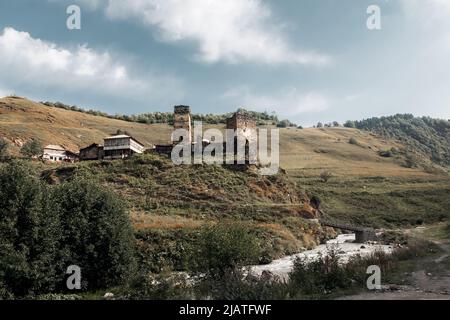 Una vista incredibile sul Ghiacciaio Shkhara nella catena montuosa del Caucaso maggiore in Georgia, nella regione di Svaneti, Ushguli. Montagne innevate. Monte Shkhar Foto Stock