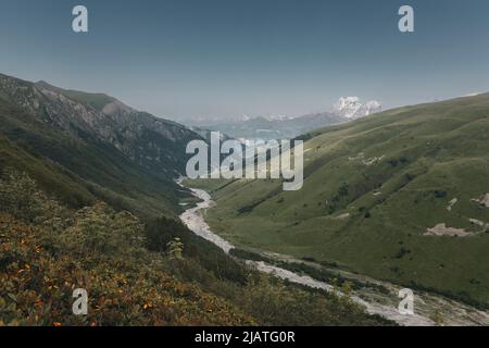 Una vista incredibile sul Ghiacciaio Shkhara nella catena montuosa del Caucaso maggiore in Georgia, nella regione di Svaneti, Ushguli. Montagne innevate. Monte Shkhar Foto Stock