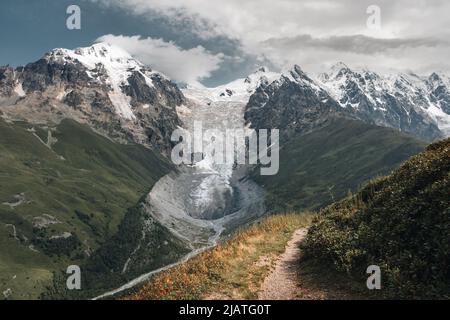 Una vista incredibile sul Ghiacciaio Shkhara nella catena montuosa del Caucaso maggiore in Georgia, nella regione di Svaneti, Ushguli. Montagne innevate. Monte Shkhar Foto Stock