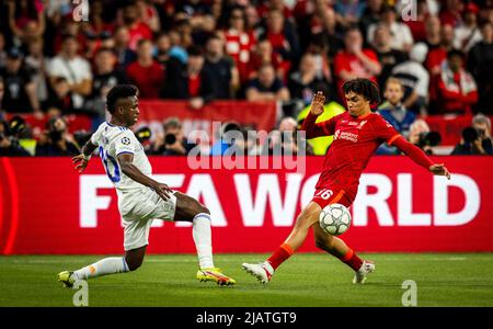 Vinicius Junior (Real), Trent Alexander-Arnold (Liverpool) FC Liverpool - Real Madrid Paris, Champions League, finale, 28.05.2022, Fussball; Saison Foto Stock