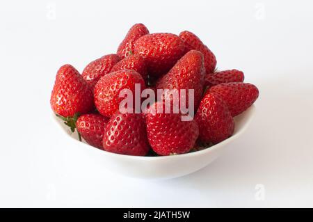 Fragole fresche naturali, vista ad angolo di gustose e dolci bacche rosse in ciotola. Isolato su sfondo bianco, fuoco selettivo. Foto Stock