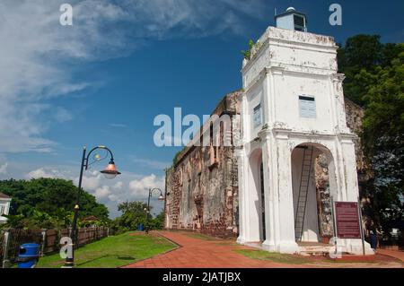 Le rovine storiche della chiesa cattolica di San Paolo e faro a Melaka Malesia in una giornata di cielo blu. Foto Stock