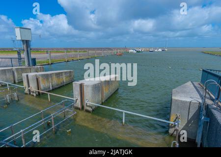 Sluiceway e porticciolo sul Mare del Nord a Everschop,Tetenbüll, Peninsula Eiderstedt, Frisia settentrionale, Schleswig-Holstein, Germania settentrionale Foto Stock