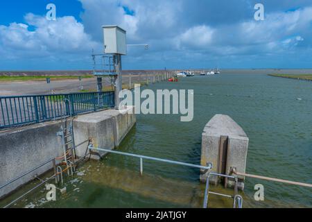 Sluiceway e porticciolo sul Mare del Nord a Everschop,Tetenbüll, Peninsula Eiderstedt, Frisia settentrionale, Schleswig-Holstein, Germania settentrionale Foto Stock