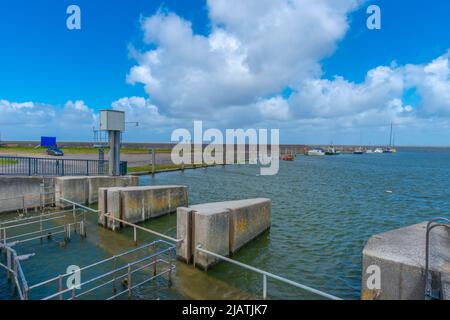 Sluiceway e porticciolo sul Mare del Nord a Everschop,Tetenbüll, Peninsula Eiderstedt, Frisia settentrionale, Schleswig-Holstein, Germania settentrionale Foto Stock