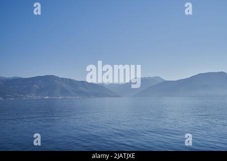 Paesaggio con mare mattutino e montagne in Montenegro Foto Stock