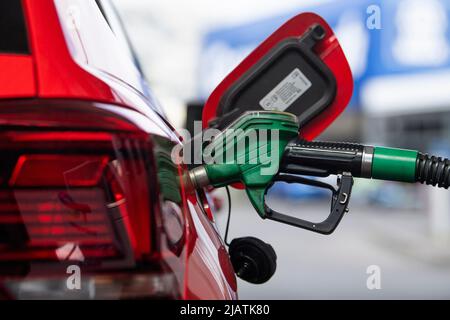 Berlino, Germania. 01st giugno 2022. Un'auto viene rifornito in una stazione di servizio. Dall'inizio di giugno alla fine di agosto 2022, l'aliquota fiscale per la benzina sarà ridotta di quasi 30 centesimi, e per il diesel di ben 14 centesimi, in quanto il governo tedesco risponde al forte aumento dei prezzi dell'energia negli ultimi mesi. Credit: Christophe Gateau/dpa/Alamy Live News Foto Stock