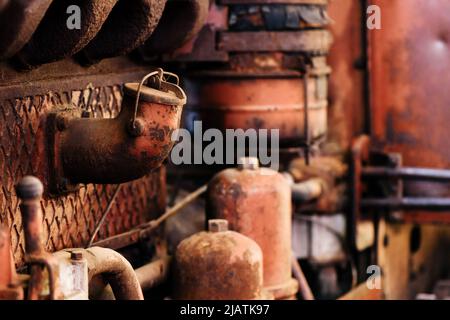 Parte del motore diesel del trattore agricolo usurata, messa a fuoco selettiva Foto Stock