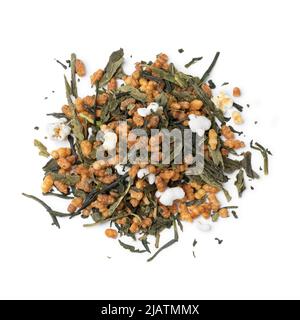 Il mucchio di Genmaicha, il tè giapponese, è un tè verde combinato con riso bruno arrostito, alcuni chicchi dei quali sono apparsi. Isolato su sfondo bianco Foto Stock