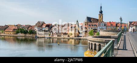 Die historische Altstadt von Kitzingen am Main in Unterfranken mit der historischen Steinbrücke Foto Stock