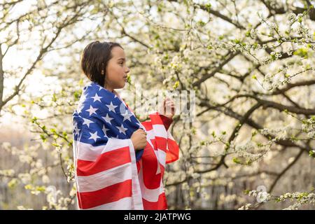 Luglio 4th: Bandiere di holding di Little Girl eccitato Foto Stock