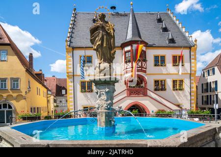 Die historische Altstadt von Volkach am Main in Unterfranken mit Rathaus und Brunnen am Marktplatz Foto Stock