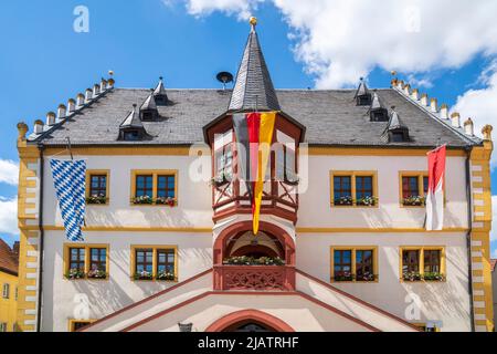 Die historische Altstadt von Volkach am Main in Unterfranken mit Rathaus und Brunnen am Marktplatz Foto Stock