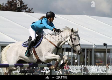 Ipswich, Regno Unito. 01st Giu 2022. Dopo essere stato cancellato nel 2020 e nel 2021 a causa di restrizioni Covid il Suffolk Show ritorna a Ipswich. Show jumping che si svolge nel Grand Ring. Credit: Eastern views/Alamy Live News Foto Stock