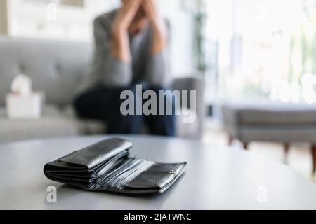 Donna anziana disperata scontenta del crescente costo della vita Foto Stock