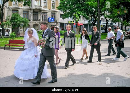 Gruppo di nozze ucraino in strada, centro città di Lviv, Ucraina Foto Stock