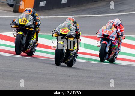 Circuito Mgello, scaperia, Italia. 29th maggio 2022 Gran Premio d'Italia MotoGP; 10 Luca Marini/Mooney VR46 Racing Team 72 Marco Bezzecchi/Mooney VR46 Racing Team e 49 Fabio di Giannantonio/Gresini Racing MotoGP Foto Stock