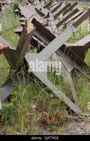 Barriera anticarro Hedgehod con filo spinato arrugginito Foto Stock