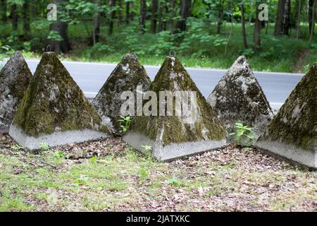 Barriera anticarro in cemento armato in natura dalla seconda guerra mondiale Foto Stock