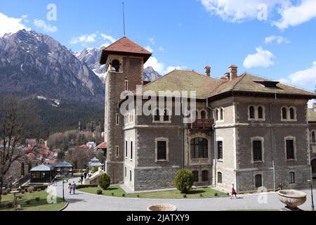 Castello Cantacuzino a Busteni, vicino a una parte dei Monti Bucegi. In questa foto è catturato l'intero lato sinistro del castello Foto Stock