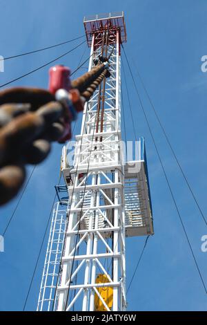 Primo piano del carro di perforazione mobile. Perforazione e manutenzione di pozzi petroliferi e di gas Foto Stock