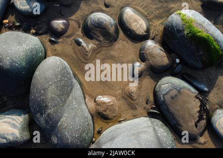 Vista dall'alto della piscina di roccia a sinistra dietro alla bassa marea Foto Stock