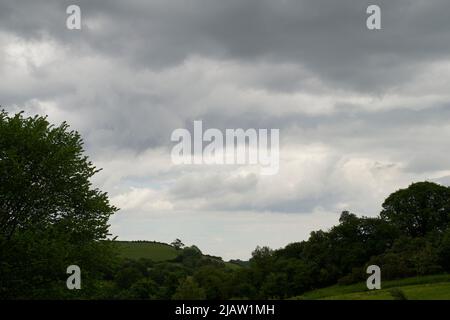 UK Meteo: 1 Giu 2022, Condizioni meteorologiche variabili con nube pesante e docce possibili nel distretto di Teignbridge, Devon Foto Stock