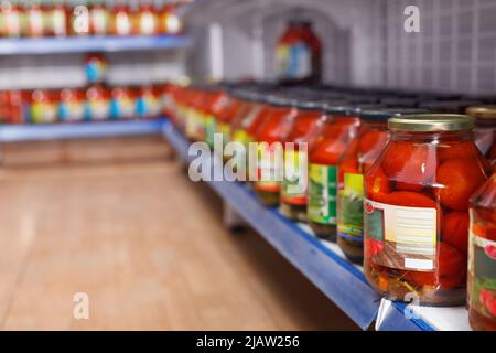 Diversi prodotti da sottaceti negli scaffali del negozio di alimentari Foto Stock