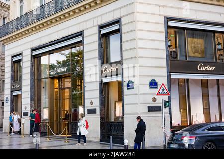 PARIGI, FRANCIA - 20 MAGGIO 2022: Negozio Cartier sugli Champs Elysees Avenue nella primavera del 2022 Foto Stock