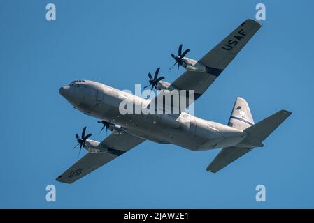 Una Guardia Nazionale aerea del Kentucky C-130J Super Hercules esegue un volo-over al Boone National Guard Center a Frankfort, Ky., 30 maggio 2022, durante una cerimonia per onorare i 286 Airmen e soldati della Guardia Nazionale del Kentucky che sono morti nella linea di servizio dal 1912. Quest'anno si celebra il 30th° anniversario di un incidente aereo C-130 a Evansville, Ind., che ha causato la morte di cinque membri dell'equipaggio della Kentucky Air Guard, la 123rd Airlift Wing. (STATI UNITI Air National Guard foto di Dale Greer) Foto Stock