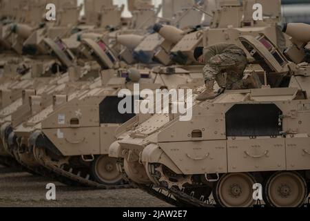 Soldiers from Charlie Company, 2-116th Combined Arms Battaglione lavoro per preparare i loro veicoli Bradley Fighting per le qualifiche di gunnery. Idaho Army National Guard Soldates from the 2-116th Combined Arms Battaglione in the field per la formazione annuale e la preparazione finale per lo spiegamento a sostegno dell'operazione Spartan Shield. Foto Stock