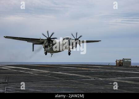 PHILIPPINE SEA (28 maggio 2022) Un C-2A Greyhound, assegnato ai “Providers” di Fleet Logistics Support Squadron (VRC) 30, si prepara a fare un atterraggio arrestato sul ponte di volo della portaerei di classe Nimitz USS Abraham Lincoln (CVN 72). Abraham Lincoln Strike Group è in fase di implementazione pianificata nell'area delle operazioni della flotta USA 7th per migliorare l'interoperabilità attraverso alleanze e partnership, fungendo da forza di risposta pronta a supportare una regione indopacifica libera e aperta. (STATI UNITI Foto Navy di Mass Communication Specialist 3rd Classe Javier Reyes) Foto Stock