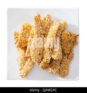 Vista dall'alto delle strisce di pollo fritte in sesamo Foto Stock